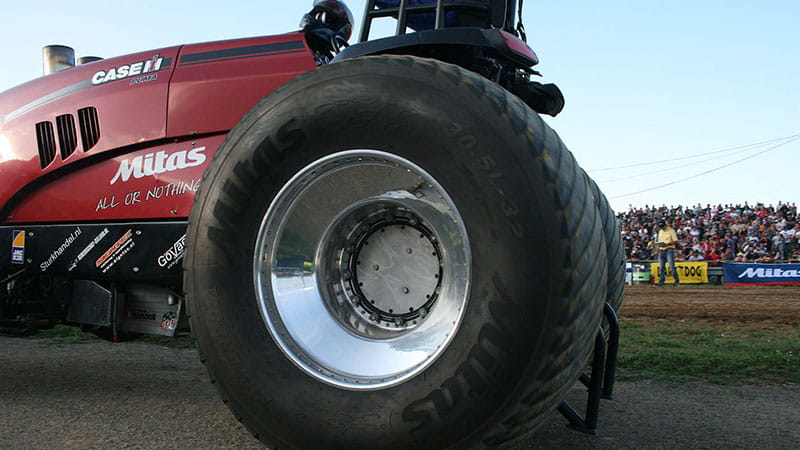 Tractor-Pulling-in-Bernay-06-s